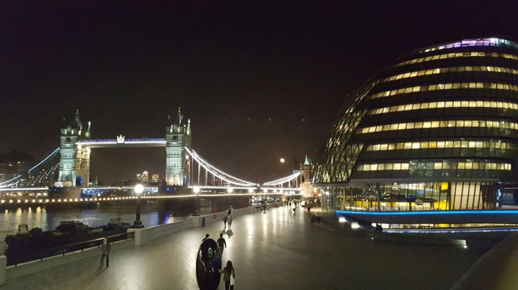 A mais linda ponte de Londres, Tower Bridge toda iluminada a noite