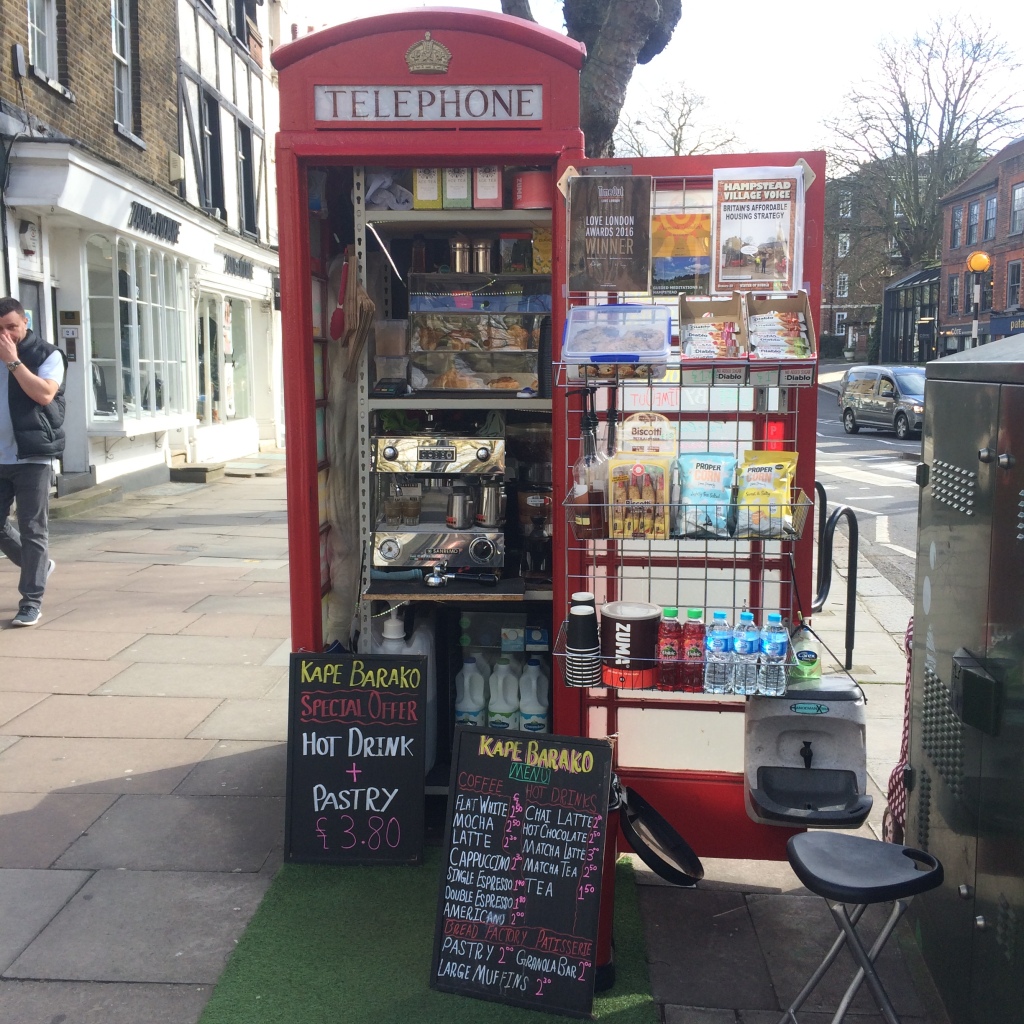 Um tour por Hampstead, Londres - uma cabine telefônica em forma de café - Kape Barako